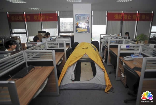 苦逼的淘寶賣家在辦公室內搭起帳篷