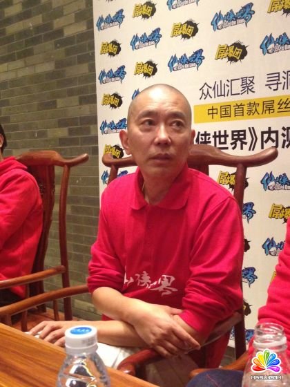 “你發現了嗎?史玉柱沒戴墨鏡。”旁邊有媒體小聲說道。